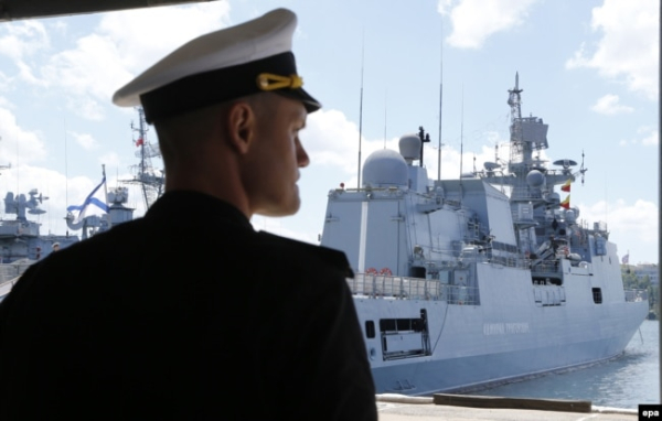 Офіцер ВМФ Росії стоїть біля нового російського есмінця «Адмирал Григорович», пришвартованого на базі Севастополя, Крим, 8 липня 2016 року