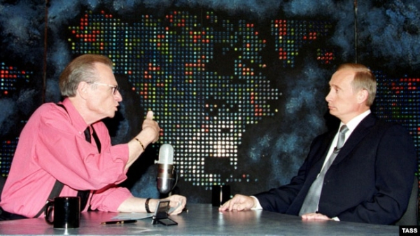 Ларрі Кінг бере інтерв'ю у Володимира Путіна, який нещодавно став президентом Росії, і ставить йому питання про підводний човен «Курськ». 8 вересня 2000 року
