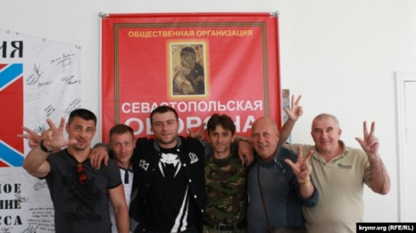Олександр Франчетті (перший ліворуч) та Деян Берич (четвертий ліворуч) у штабі так званої «Севастопольської самооборони»
