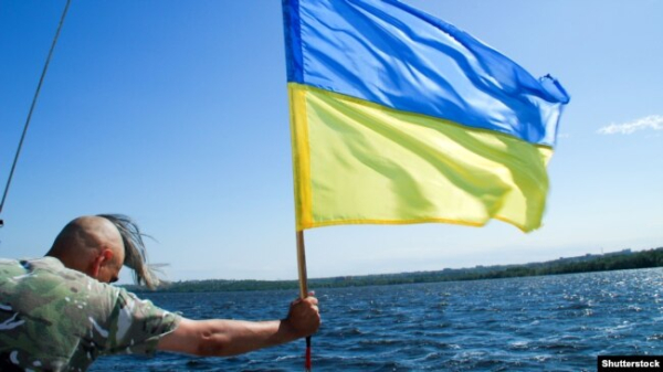 Український козак на Дніпрі з прапором України, ілюстративне фото