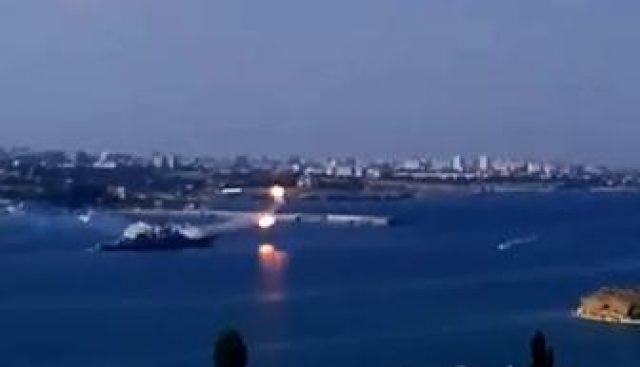 Неудачный запуск ракеты с корабля во время празднования Дня ВМФ в Севастополе (видео)