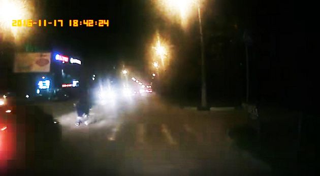 В Севастополе на пешеходном переходе сбили женщину с ребёнком (видео)