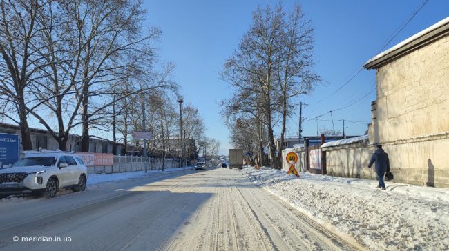 Застрявшие бензовоз, «скорая» и автобус: обстановка на дорогах заснеженного Севастополя (видео)