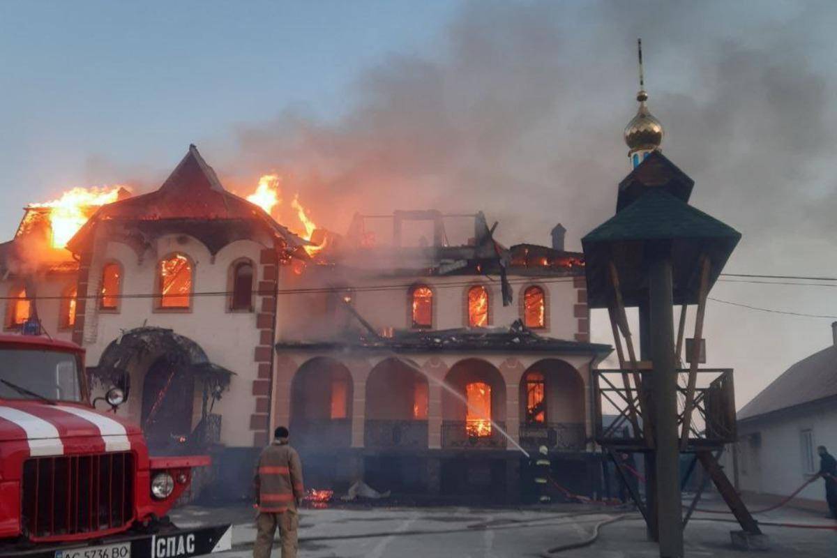 Підпал церкви на Буковині здійснив монах УПЦ МП: правоохоронці розкрили подробиці (фото)