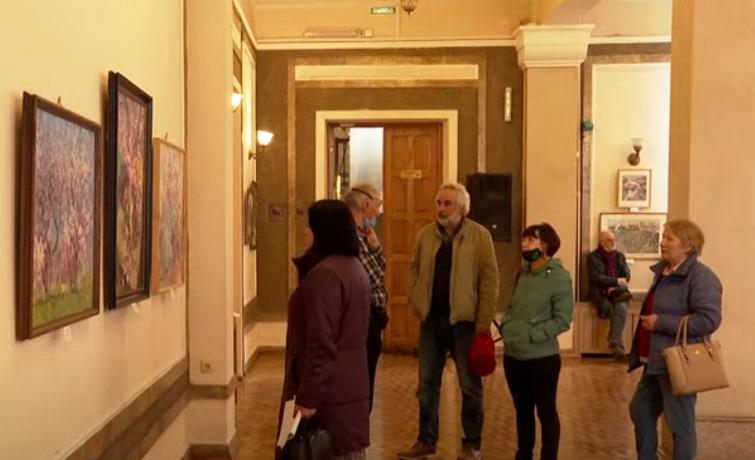 В СЦКИ открылась первая после пандемии выставка картин художников Севастополя (видео)