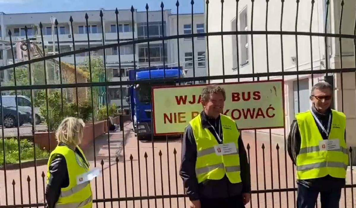 Хвороба прогресує: росіяни під "Прощання слов'янки" влаштували галас біля школи при посольстві РФ у Варшаві
