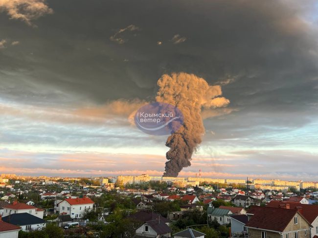 Вызванный ударом беспилотника пожар на нефтебазе в Севастополе будет тушить пожарный поезд
