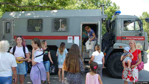В Севастополе на выставке военной техники посетителям показали полицейский автозак (фото)