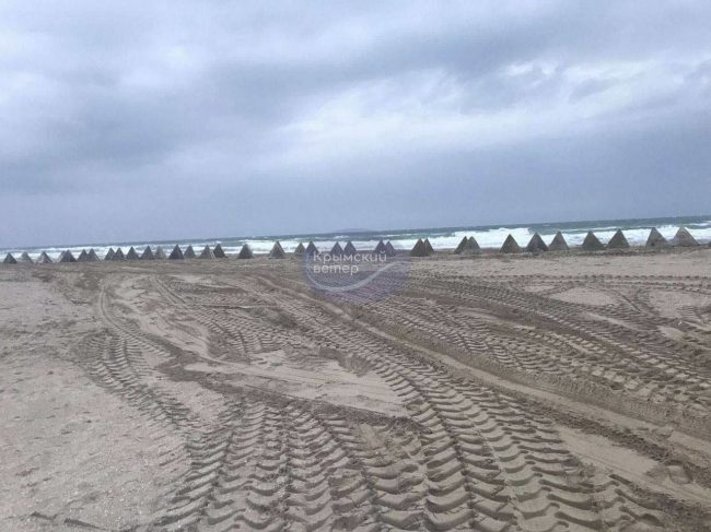 Российские власти Крыма закрыли для купания пляжи, на которых ранее вырыли окопы