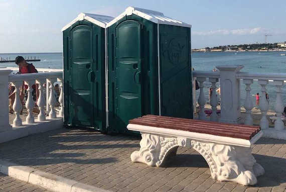 На пляже «Омега» в Севастополе кочуют неприкаянные туалеты