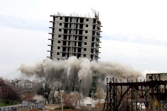В Севастополе разворовывают останки взорванной с третьей попытки "пизанской башни"