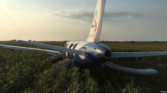 После экстренной посадки российского самолета, летевшего в Симферополь, госпитализировали 23 человека (фото)