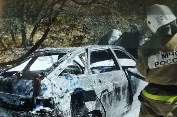 Автомобиль врезался в дерево и сгорел в районе Мекензиевых гор в Севастополе