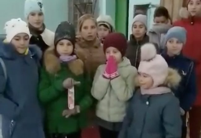 Дети замерзают в неотапливаемом школьном спортзале в Крыму (видео)