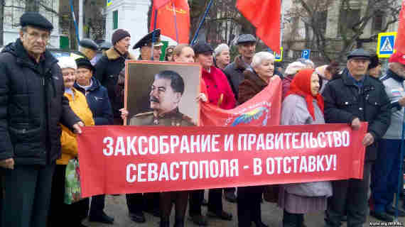 «Желтые жилеты» в Севастополе: коммунисты на митинге в честь Сталина критиковали Путина (фото)