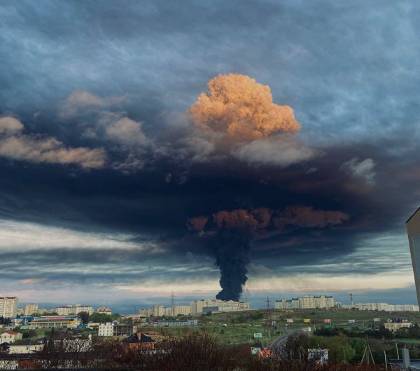 Чергова дронова атака: у Севастополі горить нафтобаза – феєричні кадри0