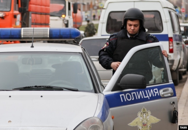 Співробітник поліції в будівлі прикордонного управління ФСБ у Ростовской області, березень 2023 року