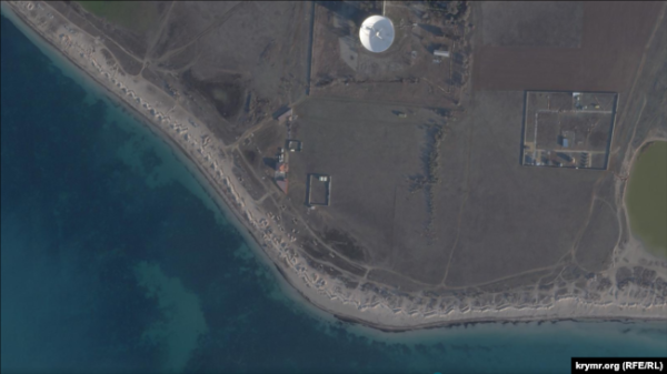 Лінія окопів на узбережжі від Заозерного до Євпаторії, супутниковий знімок від 16 березня 2023 року