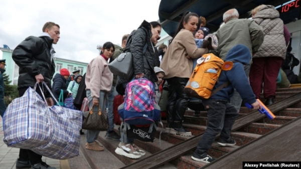Жителі окупованої Росією Херсонської області України прибувають на залізничну станцію у місті Джанкой, Крим, 20 жовтня 2022 року