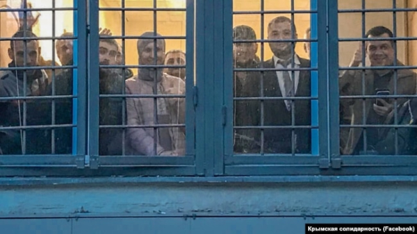 Кримські адвокати зі своїми підзахисними кримськими татарами, затриманими під будинком Верховного суду Криму, у відділенні сімферопольської поліції. Сімферополь, 12 липня 2019 року