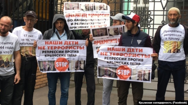 Акція підтримки кримських татар, засуджених у першій бахчисарайській справі Хізб ут-Тахрір біля будівлі Верховного суду Росії. Москва, 11 липня 2019 року