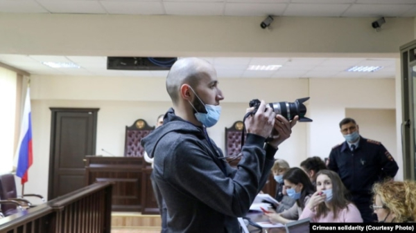Громадянський журналіст, учасник громадського руху «Кримська солідарність» Куламет Ібраїмов у будівлі Південного окружного військового суду