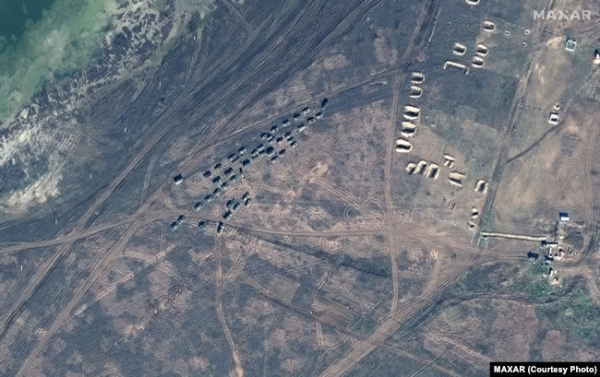 Військова техніка РФ біля полігону Філатівка у Криму, 15 лютого 2022 року, супутникове фото