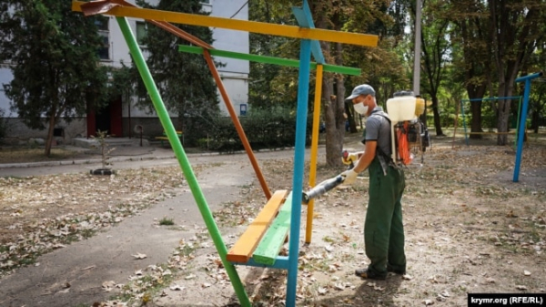 Обробка дитячого майданчика в Армянську, Крим, 3 вересня 2018 року