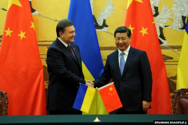 Тодішній президент України Віктор Янукович з китайським лідером Сі Цзіньпіном. Пекін, 5 грудня 2013 року