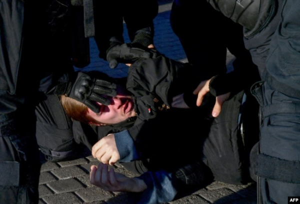 Російська поліція затримує протестувальника проти мобілізації, вересень 2022 року