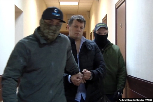 Роман Сущенко під час затримання співробітниками ФСБ