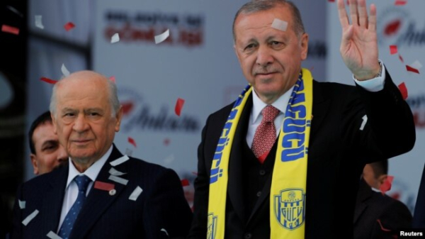Президент Туреччини, лідер Партії справедливості та розвитку Тайїп Ердоган (праворуч) вітає своїх прихильників під час мітингу у зв'язку з майбутніми місцевими виборами в Анкарі, Туреччина, 23 березня 2019 року