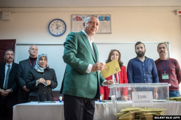 Президент Туреччини Тайїп Ердоган (у центрі) перед голосуванням на виборчій дільниці під час муніципальних виборів у Стамбулі, 31 березня 2019 року