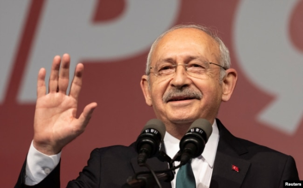Лідер опозиційної Республіканської народної партії Кемаль Киличдароглу виступає перед своїми прихильниками на мітингу в Стамбулі, Туреччина, 15 грудня 2022 року