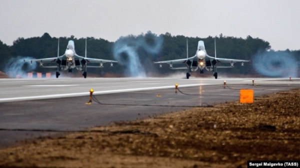 Посадка російських винищувачів Су-30М2 на злітно-посадкову смугу аеродрому «Бельбек» у Севастополі, 2018 рік