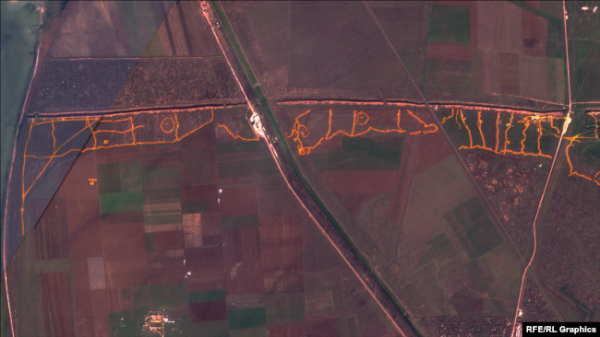 Супутниковий знімок: окопи в районі адмінкордону між Кримом і Херсонською областю, 13 листопада 2022 року