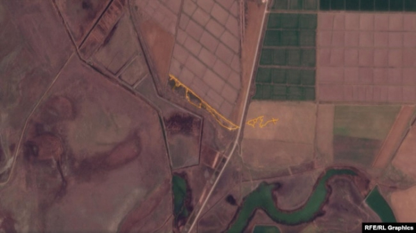 Супутниковий знімок: окопи на місці лісосмуги між селами Ішунь і Воронцівка, 14 березня 2023 року