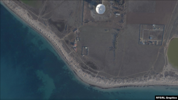 Оборонні споруди на пляжі в районі Заозерного під Євпаторією, 16 березня 2023 року