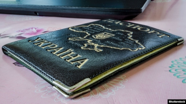 Жителі окупованих територій намагаються залишити паспорти України