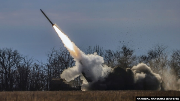 Реактивна артилерійська система HIMARS Збройних сил України веде вогонь поблизу лінії фронту в Херсонській області, 5 листопада 2022 року