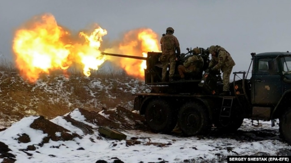Українські військові ведуть вогонь із зенітної установки по позиціях армії РФ поблизу Бахмуту на Донеччині, 4 лютого 2023 року