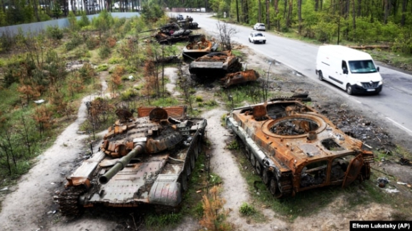 Знищені наприкінці березня російські танки в селі Дмитрівка на Київщині, 23 травня 2022 року
