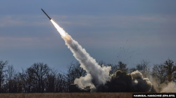 Реактивна артилерійська система HIMARS Збройних сил України веде вогонь поблизу лінії фронту на Херсонщині, 5 листопада 2022 року