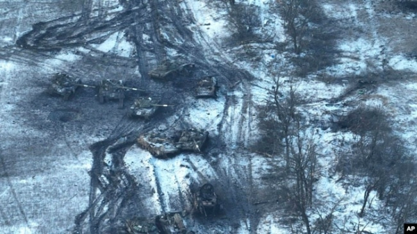Пошкоджені російські танки під Вугледаром, лютий 2023 року