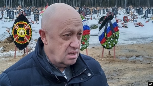 Засновник ПВК «Вагнер» Євген Пригожин на похороні свого найманця, який загинув на війні в Україні. Санкт-Петербург, 24 грудня 2022 року