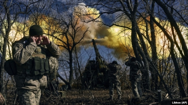 Українські військові ведуть вогонь із самохідної гаубиці по російських позиціях поблизу Бахмута Донецької області, 5 березня 2023 року