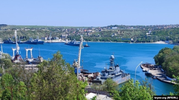 Великий десантний корабель (ВДК) Чорноморського флоту Росії стоїть на ремонті в 13 судноремонтному заводі в Кілен-бухті Севастополя, 13 травня 2022 року