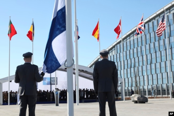 Підняття прапора Фінляндії на флагштоку перед штаб-квартирою НАТО в Брюсселі. 4 квітня 2023 року