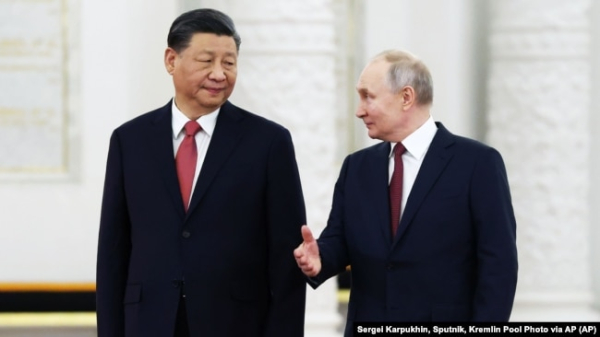 Сі Цзіньпін (ліворуч) та Володимир Путін. Москва, 21 березня 2023 року