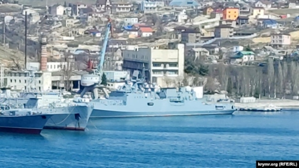 Російський фрегат, схожий на «Адмирал Эссен», у Севастополі, 4 квітня 2022 року